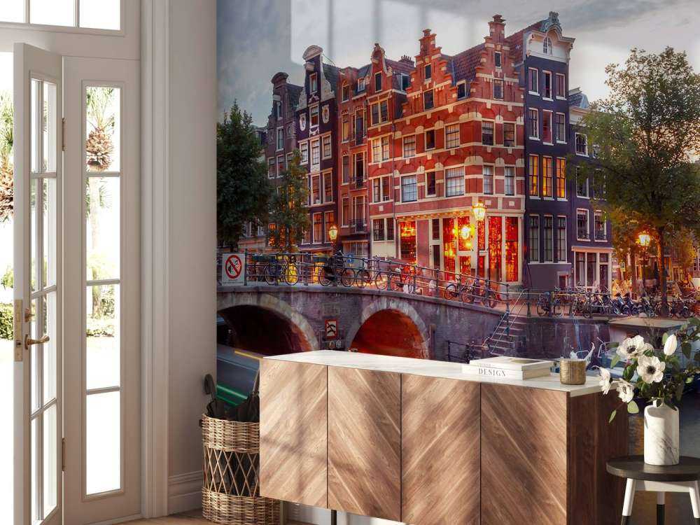 Amsterdamse grachtenpanden met boten op de voorgrond