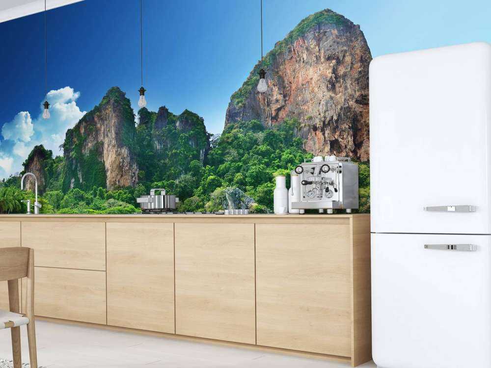 Strand met grote rotsen