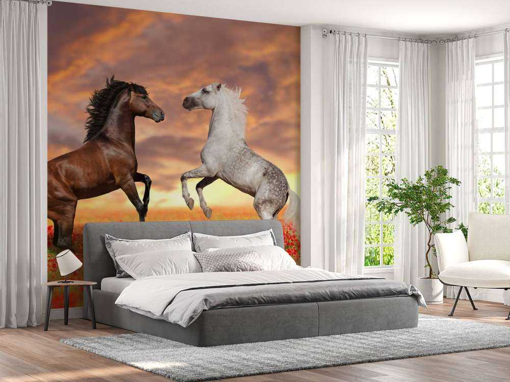 Verliefde paarden in een bloemenveld