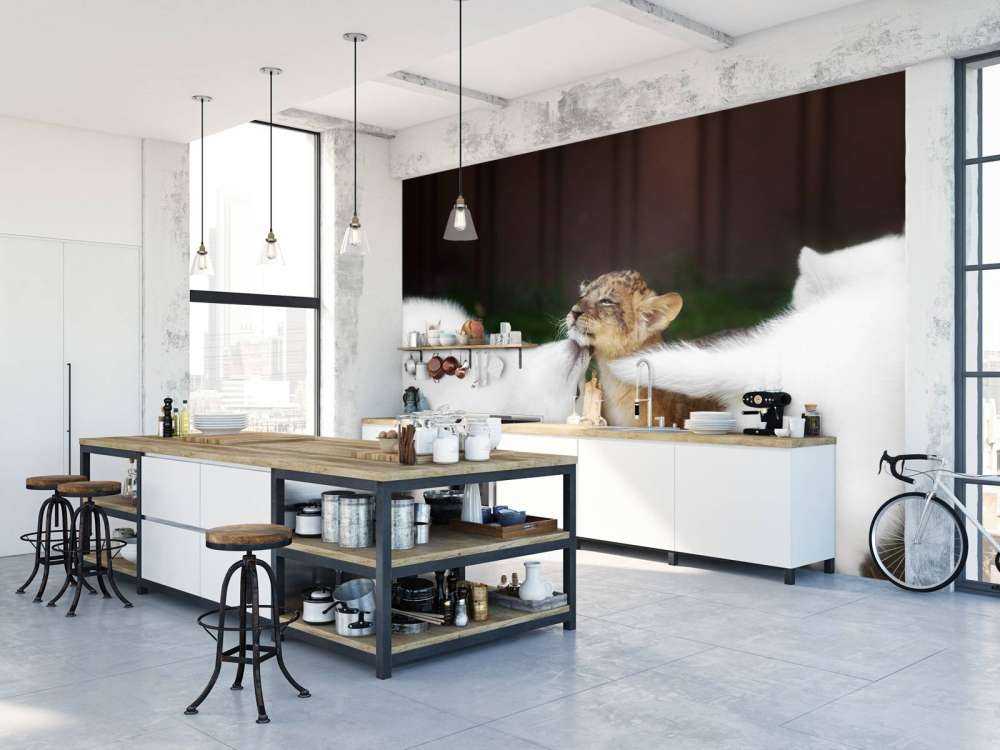 Welpje speelt met Zwitserse witte herders