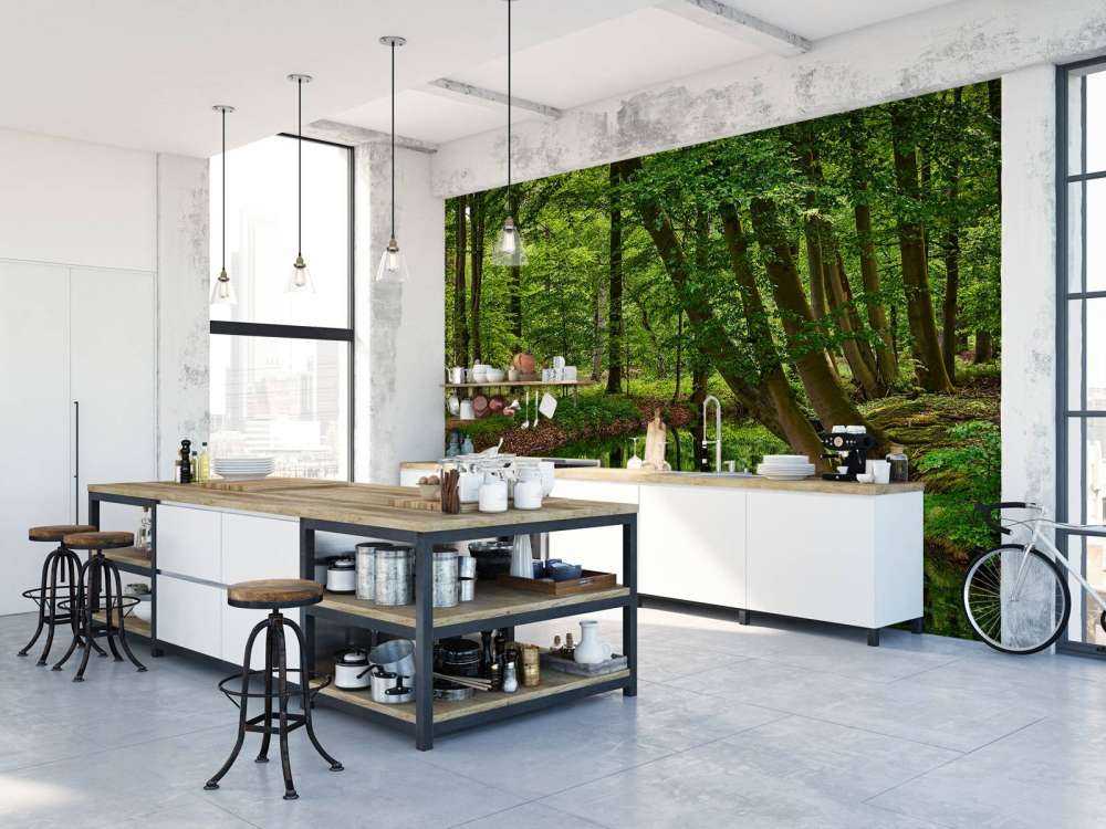 Gebogen bomen aan het water