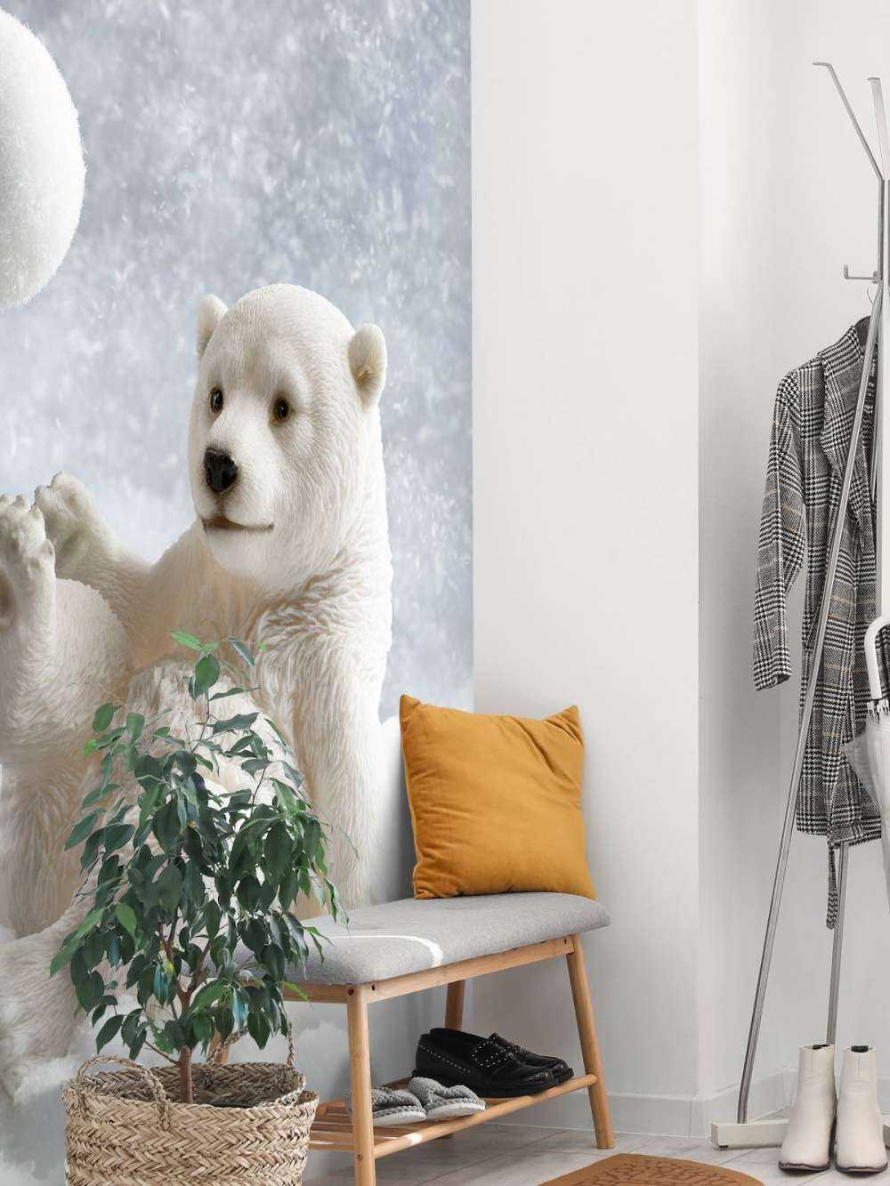 Een ijsbeer speelt met een sneeuwbal