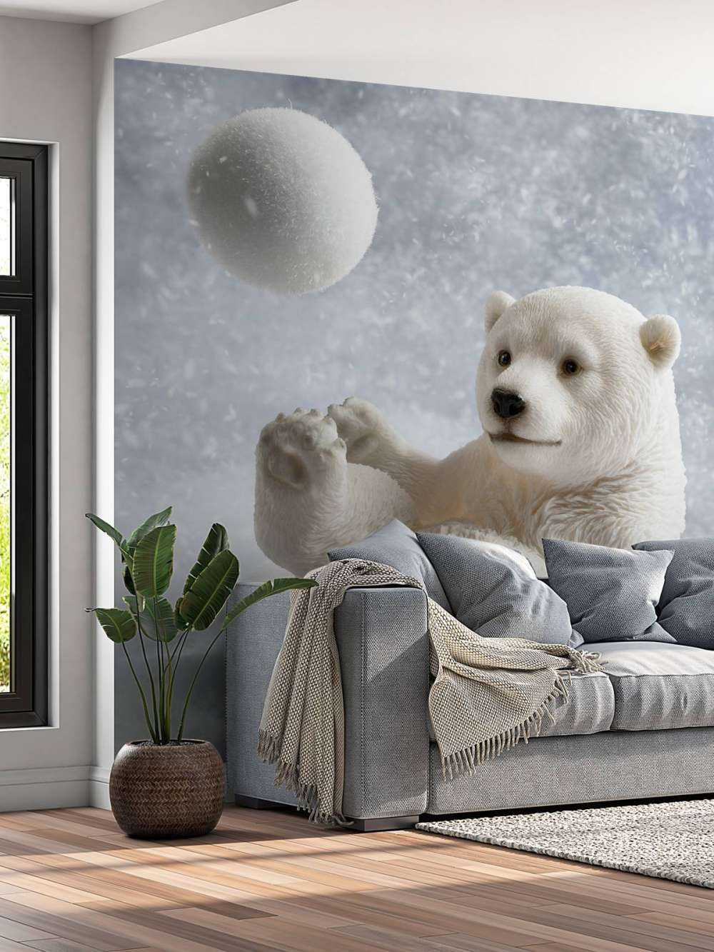 Een ijsbeer speelt met een sneeuwbal