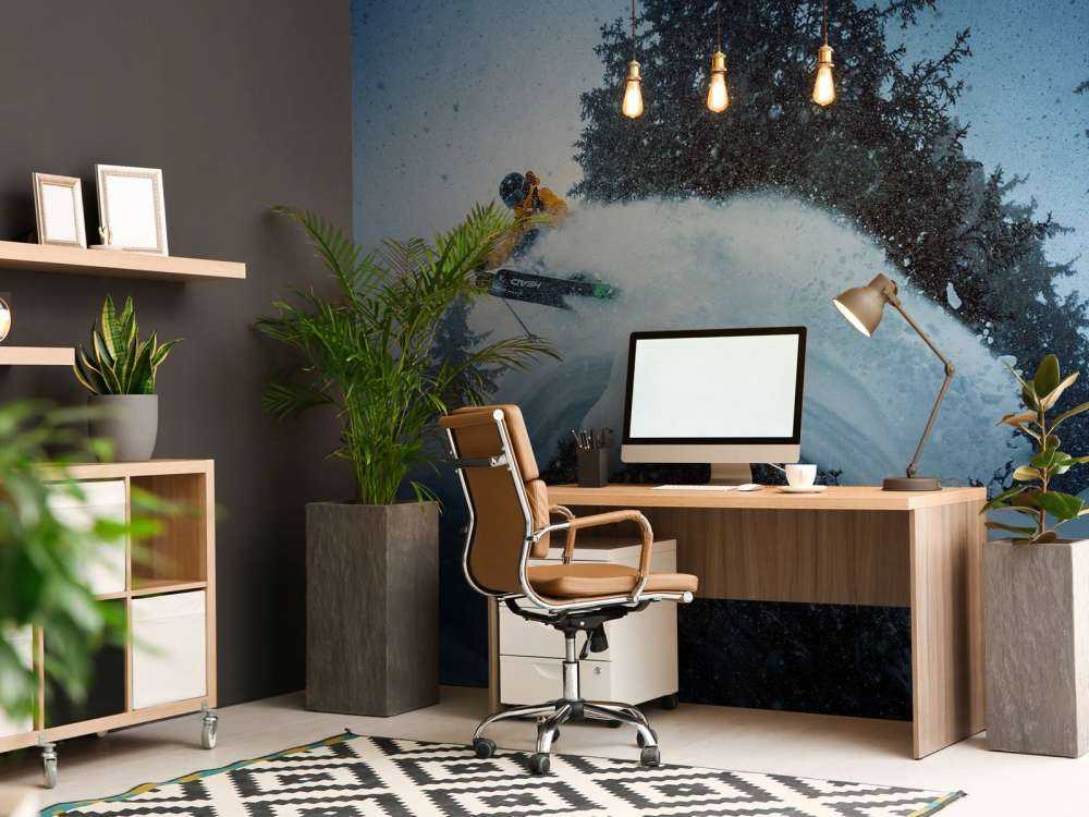 Sprong in sneeuwstorm tussen naaldbomen