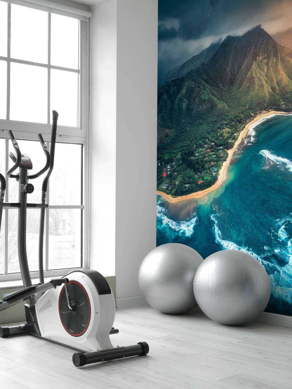 Tropische kustlijn onder dreigende hemel