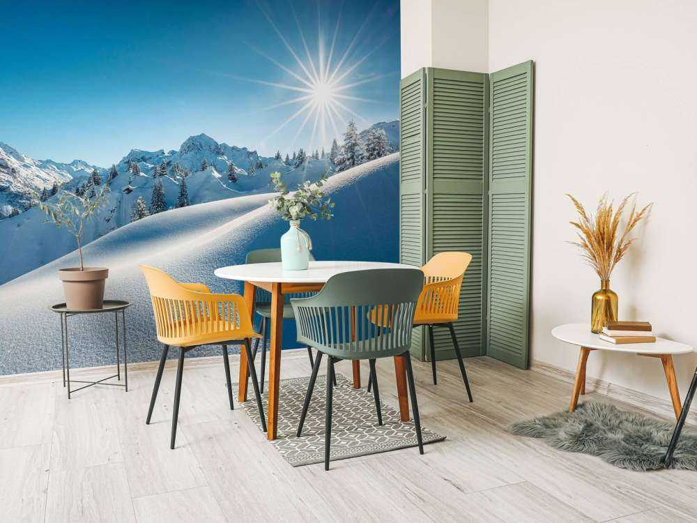 Zonlicht over glinsterende sneeuwheuvels