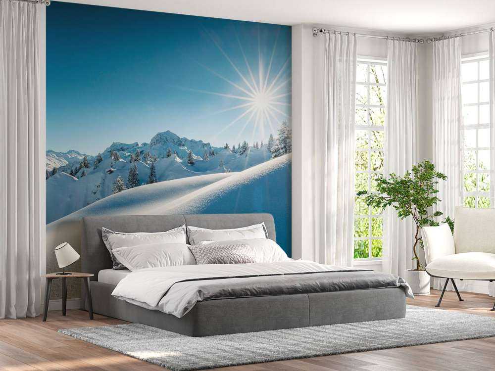 Zonlicht over glinsterende sneeuwheuvels