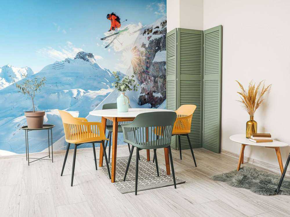 Sprong in besneeuwd berglandschap