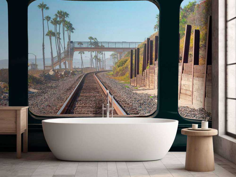 Spoorlijn langs palmenkust