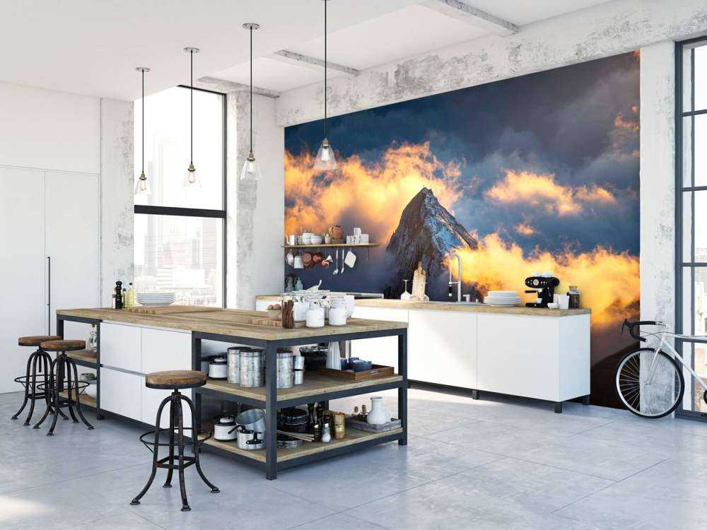 Bergtop in vurige wolkenzee