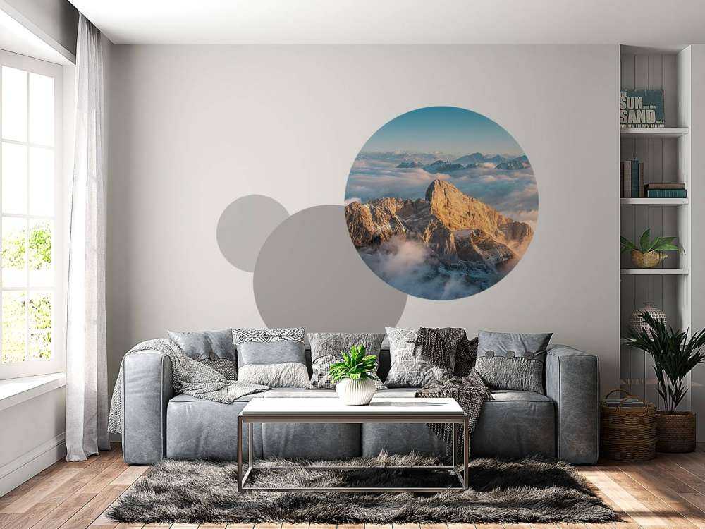 Besneeuwde bergtop in ochtendgloed