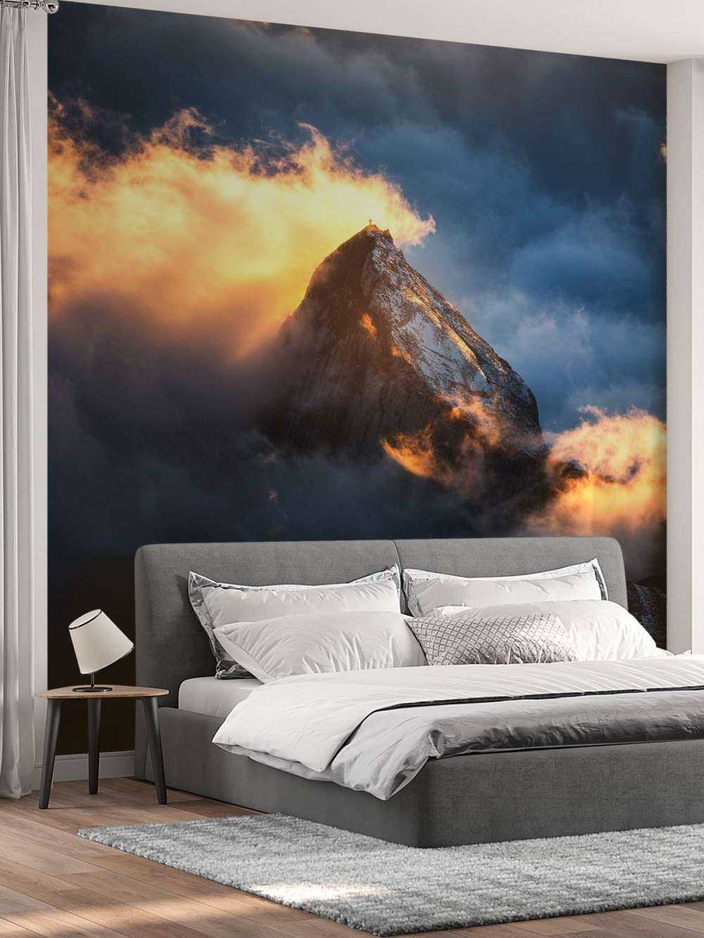 Bergkruis in vurige nevel