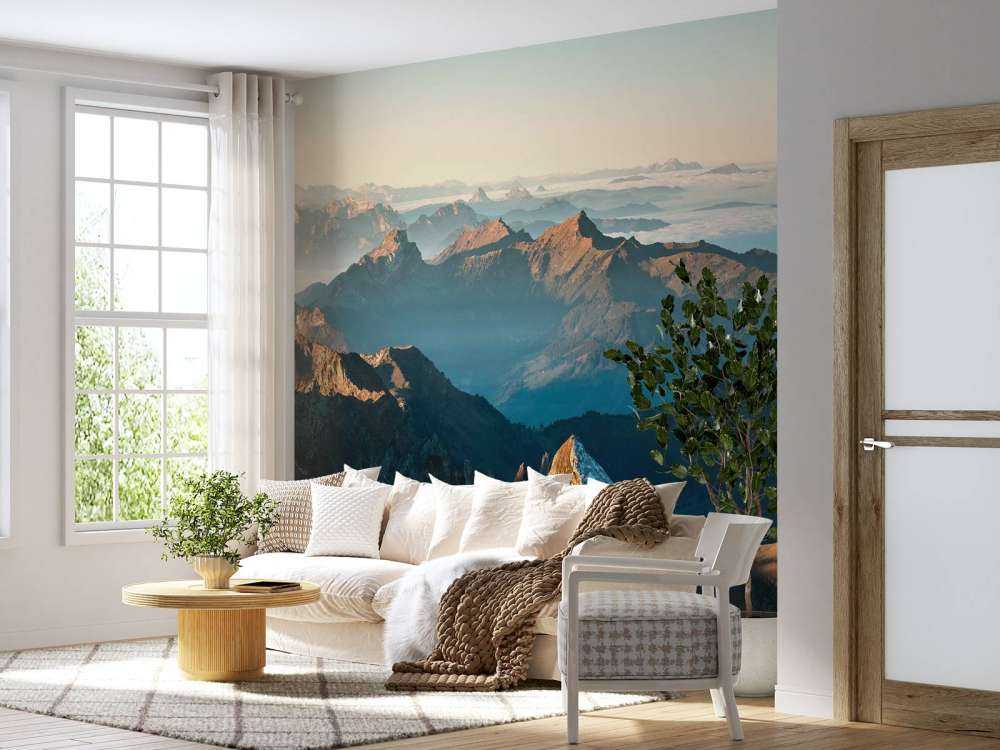 Bergketen in zachte ochtendschaduw