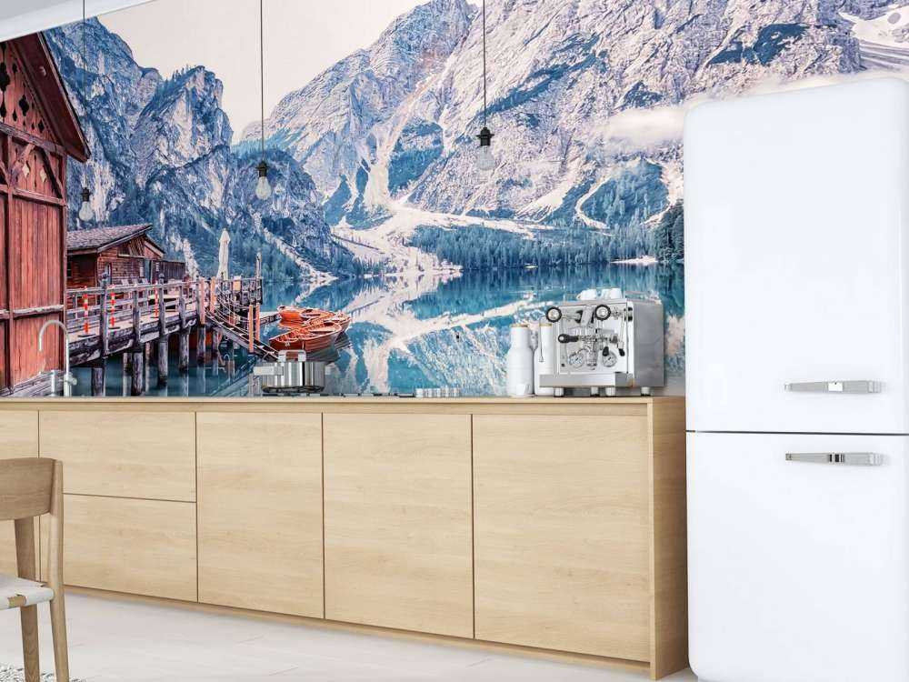 Bergmeer bij houten steiger