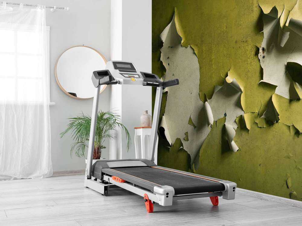 Afladderende Verf op Groene Muur