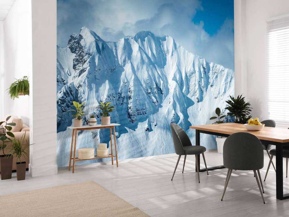 Steile sneeuwtoppen onder winterzon