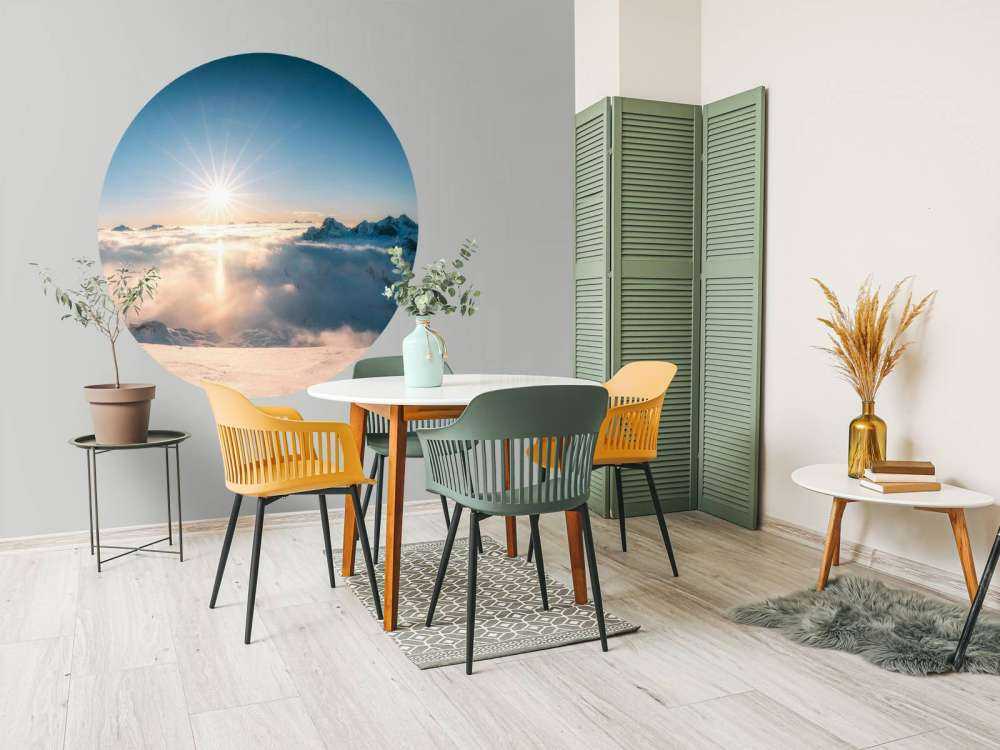 Zon boven wolkendek in alpenpanorama