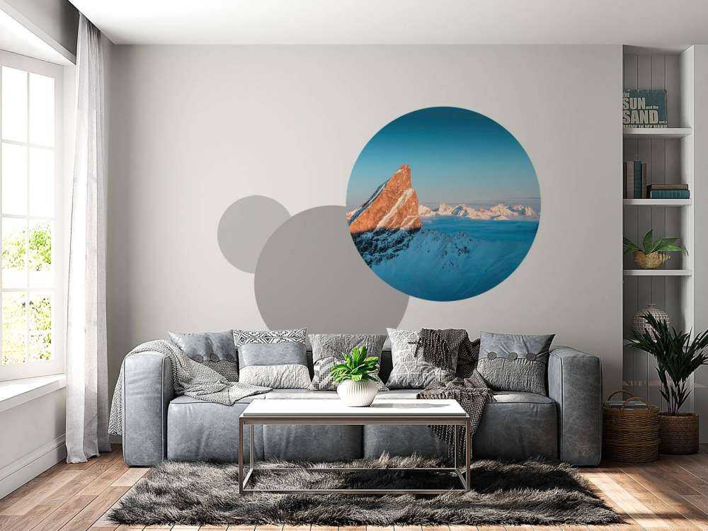 Ochtendlicht op besneeuwde bergkam