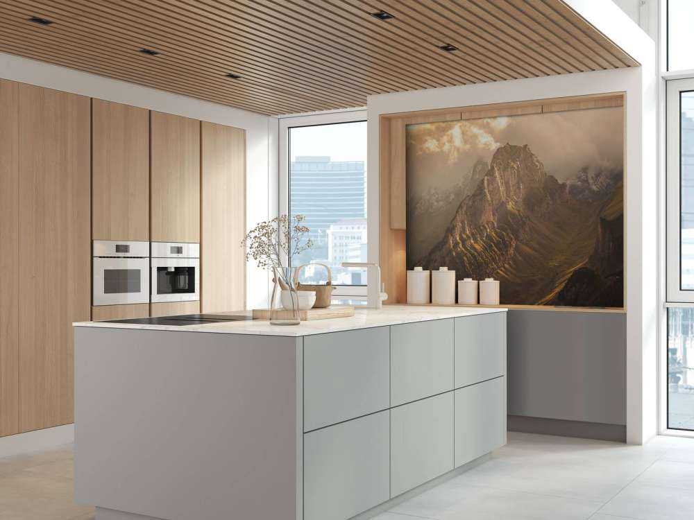 Gouden zonlicht op grillige bergkam