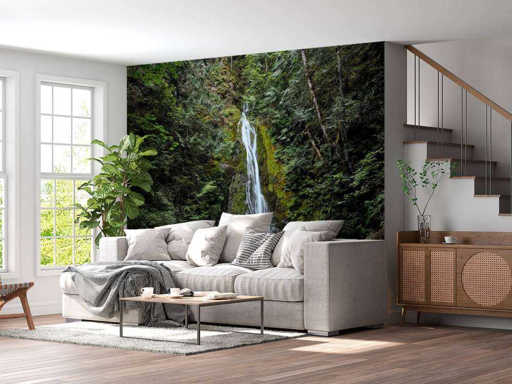 Waterval in kleurrijke omgeving