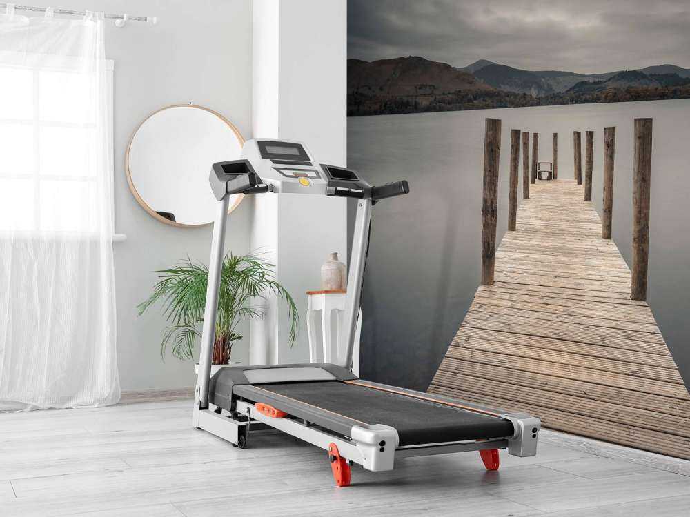 Steiger aan een rustig meer