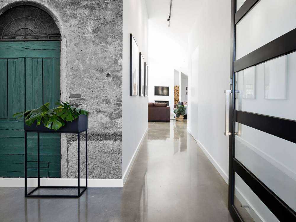 Groene deur in oude muur
