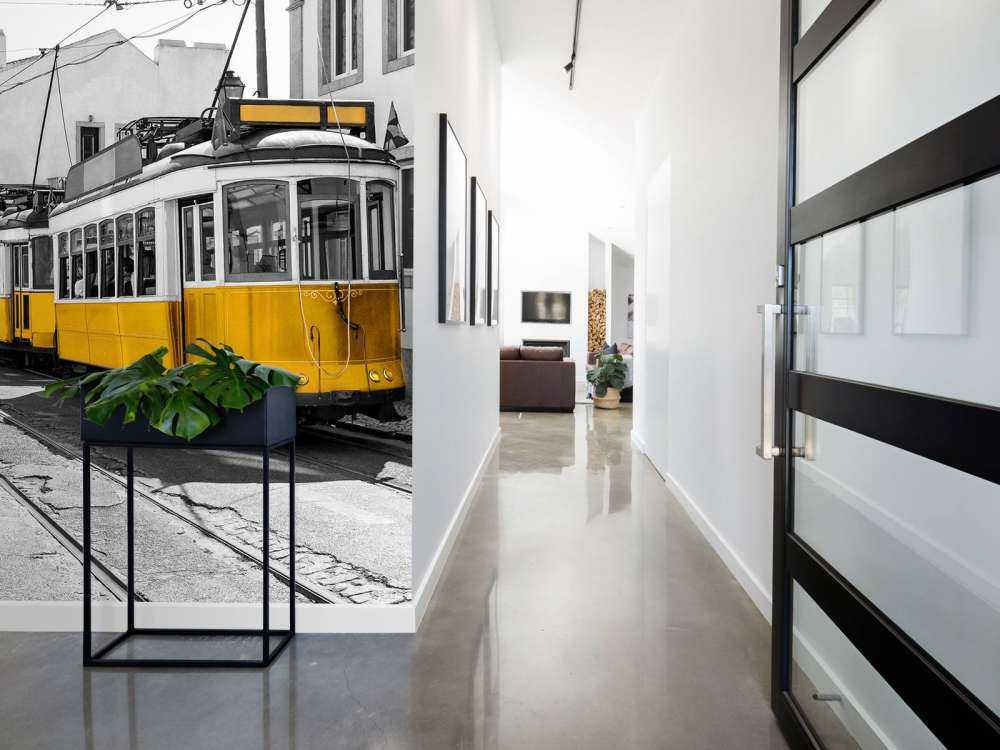 Gele tram in een zwart-wit straatje