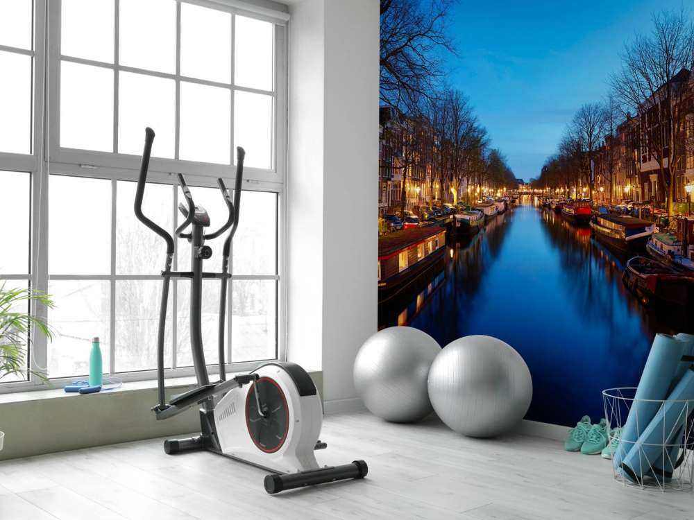 Woonboten langs verlichte gracht