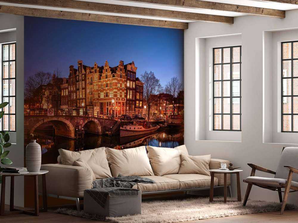 Verlichte huizen langs de gracht
