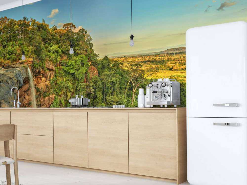 Waterval bij een klif