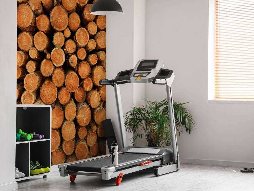 Stapel donkere boomstammen