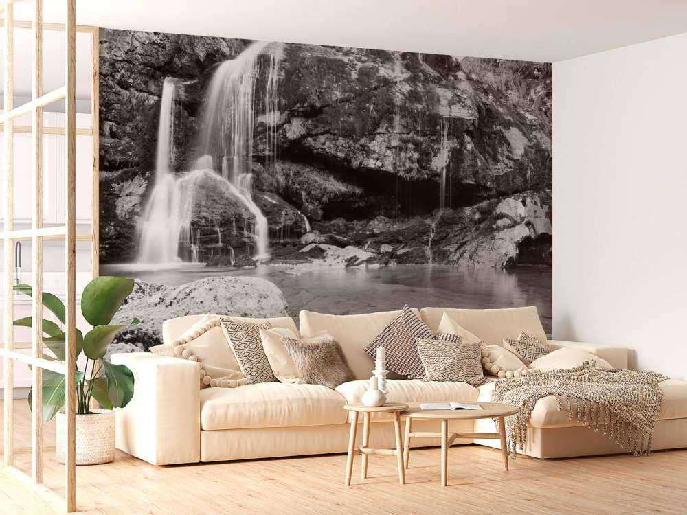 Waterval over een stenen wand 