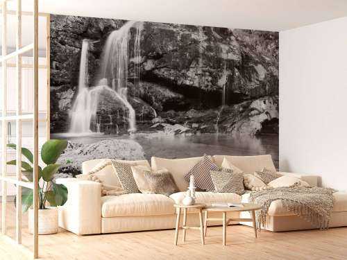 Waterval over een stenen wand 
