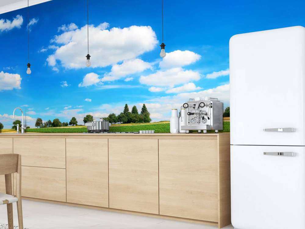 Tractor verplaatst hooibalen