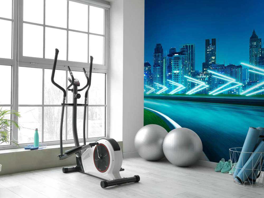 Futuristische snelweg langs een grote stad