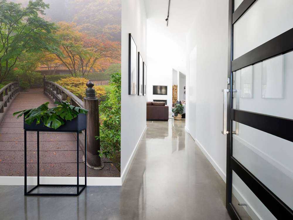 Houten brug in een Japanse tuin