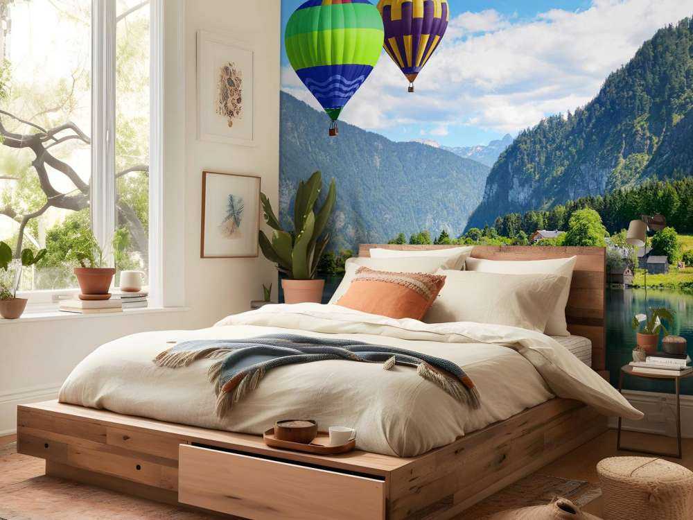 Luchtballonnen tussen de bergen