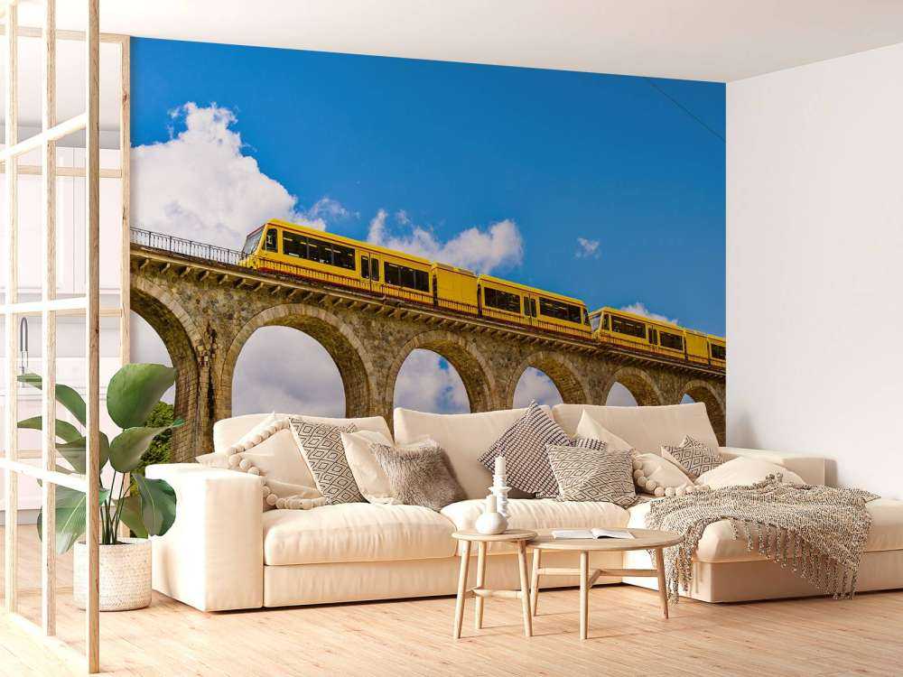 Gele trein op een viaduct in Frankrijk