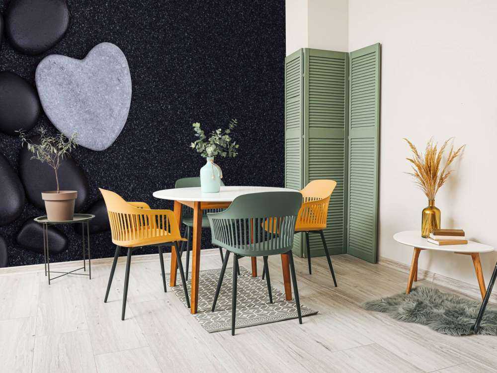 Zwarte stenen met grijze hartvormige steen