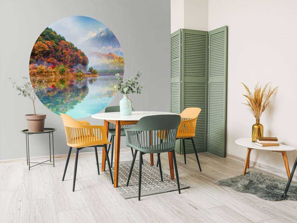 Helder blauw meer met een vulkaan op de achtergrond