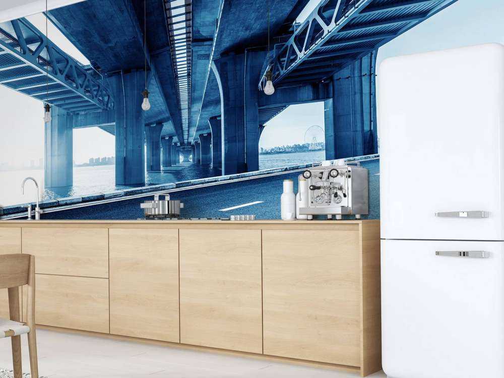 Viaduct boven een snelweg