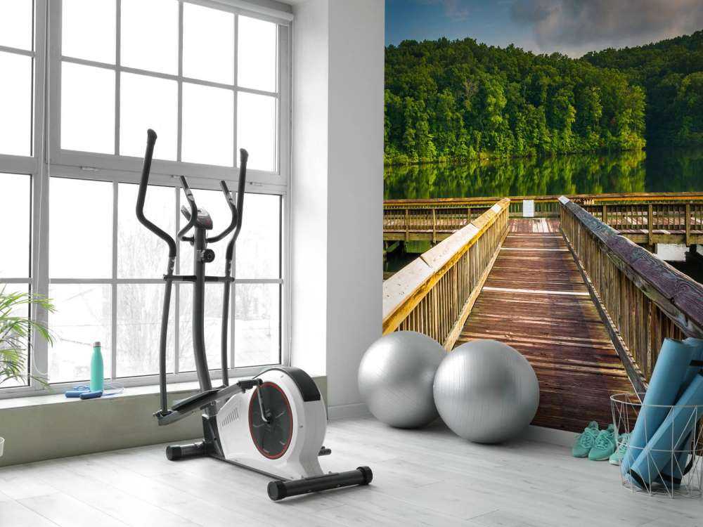 Pier op een rustgevend meer