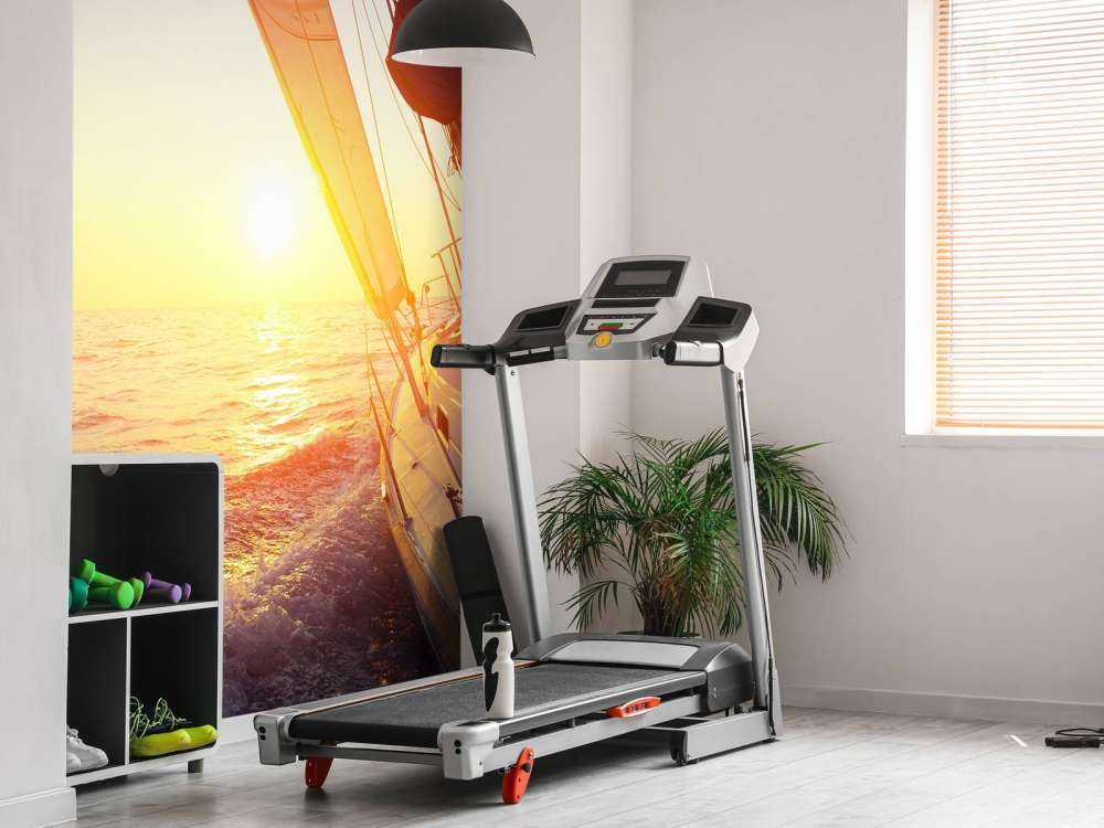 Zeilboot bij zonsondergang