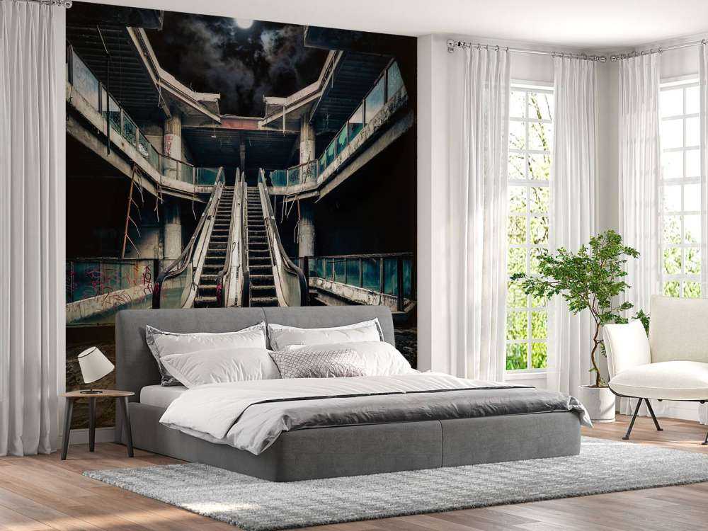 Verlaten gebouw met roltrappen bij volle maan