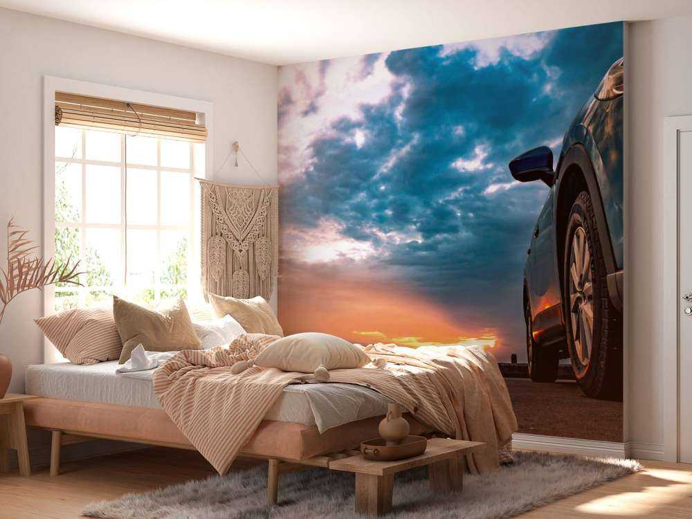 Een blauwe SUV met een unieke lucht op de achtergrond