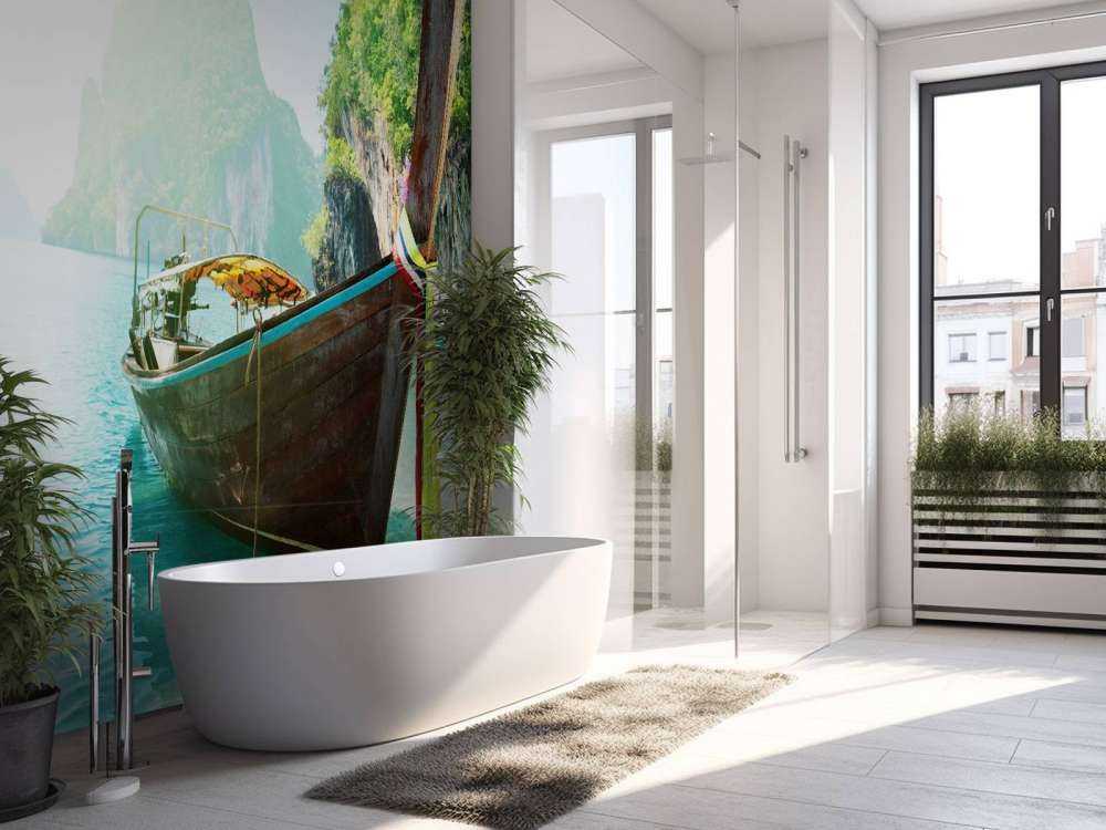 Thaise boot met eilanden op de achtergrond