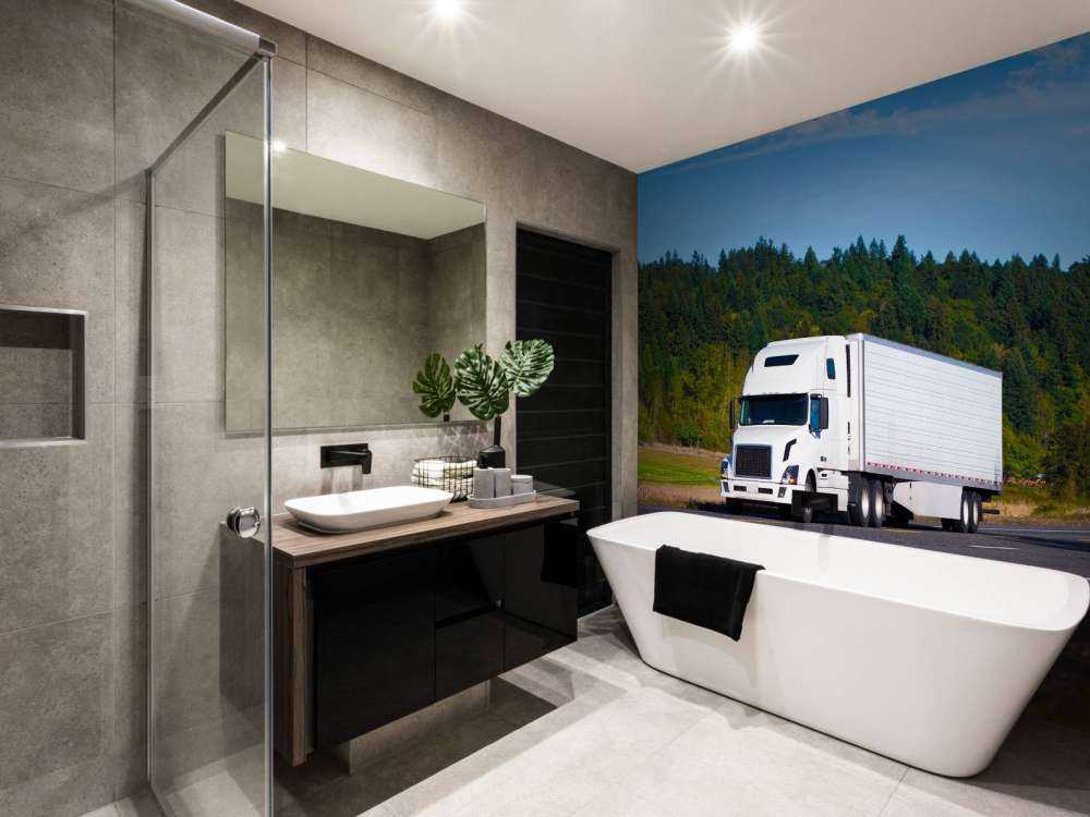 Krachtige witte vrachtwagen in een berglandschap