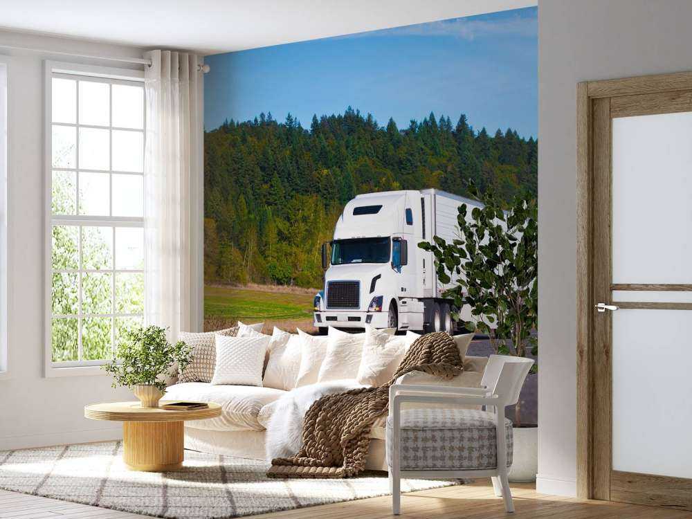 Krachtige witte vrachtwagen in een berglandschap