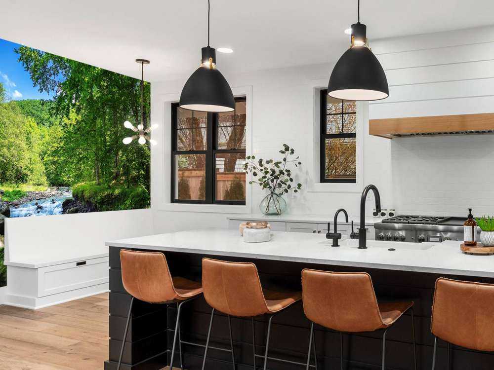 Stromende Rivier in het Bos in Zomer