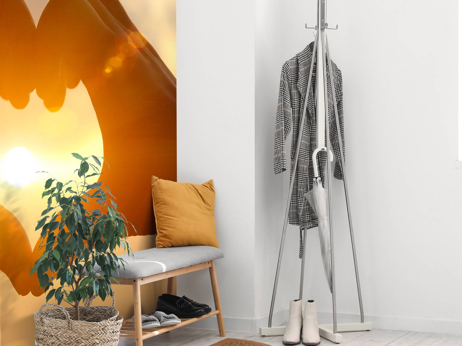 Hartvorm met handen tegen de heldere zon